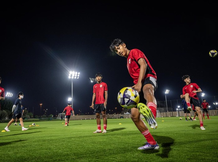Sejumlah pesepak bola Timnas Indonesia U-17 mengikuti latihan resmi jelang laga Grup H Piala Dunia U-17 di Lapangan latihan Stadion Al Thumama, Doha, Qatar, Senin (3/11/2025). Latihan tersebut sebagai persiapan jelang pertandingan melawan Timnas Zambia U-17 pada Selasa (4/11) di Aspire Zone, Qatar. ANTARA FOTO/Bayu Pratama S/rwa.