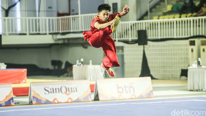 Pertandingan cabang olahraga wushu kategori Chang Quan putra dalam ajang Pekan Olahraga Pelajar Nasional (Popnas) 2025 berlangsung penuh semangat di GOR Universitas Negeri Jakarta (UNJ), Rawamangun, Jakarta Timur, Selasa (4/11/2025).
