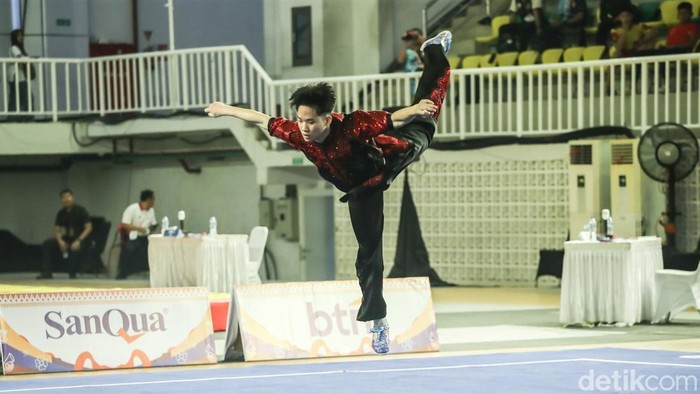 Pertandingan cabang olahraga wushu kategori Chang Quan putra dalam ajang Pekan Olahraga Pelajar Nasional (Popnas) 2025 berlangsung penuh semangat di GOR Universitas Negeri Jakarta (UNJ), Rawamangun, Jakarta Timur, Selasa (4/11/2025).