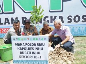 Gerakan Mahasiswa dan Polisi Cegah Abrasi, Tanam Pohon di Sungai Indragiri