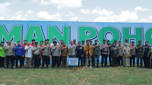 Gerakan Mahasiswa dan Polisi di Inhu Cegah Abrasi di Sungai Indragiri Lewat Penanaman Pohon, Selasa (4/11/2025)