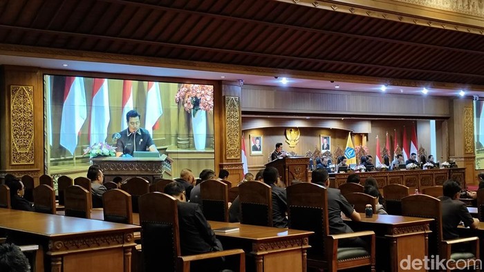 Fraksi Golkar Badung saat menyampaikan pandangan umum mereka mengenai Ranperda Pemberian Insentif dan/atau Kemudahan Penanaman Modal, Selasa (4/11/2025).