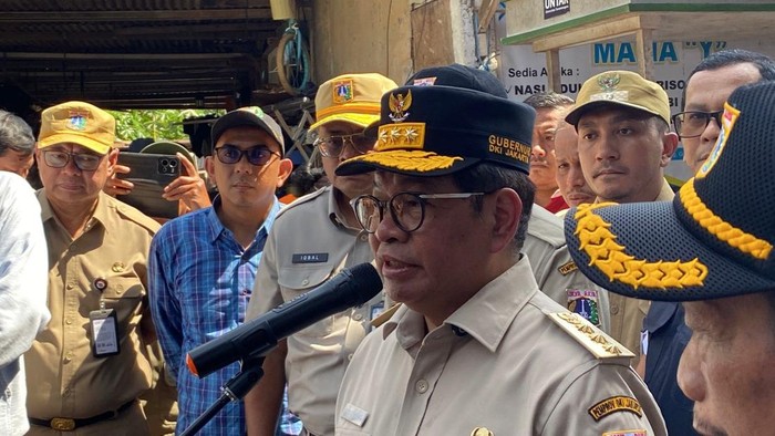Gubernur DKI Jakarta Pramono Anung meninjau tanggul Baswedan yang jebol di Jati Padang, Jaksel