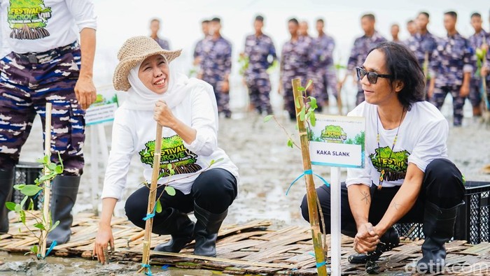 Gubernur Khofifah bersama Kaka Slank menanam mangrove di Bangkalan