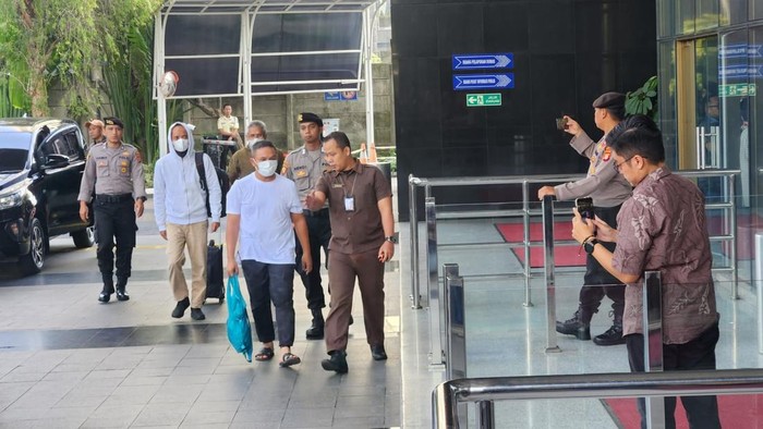 Gubernur Riau Abdul Wahid (kaus putih)-(Adrial/detikcom)