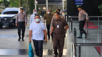 Momen Gubernur Riau Abdul Wahid Tiba di Gedung KPK Usai Terjaring OTT