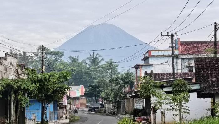 Gunung Semeru luncurkan abu vulkanik