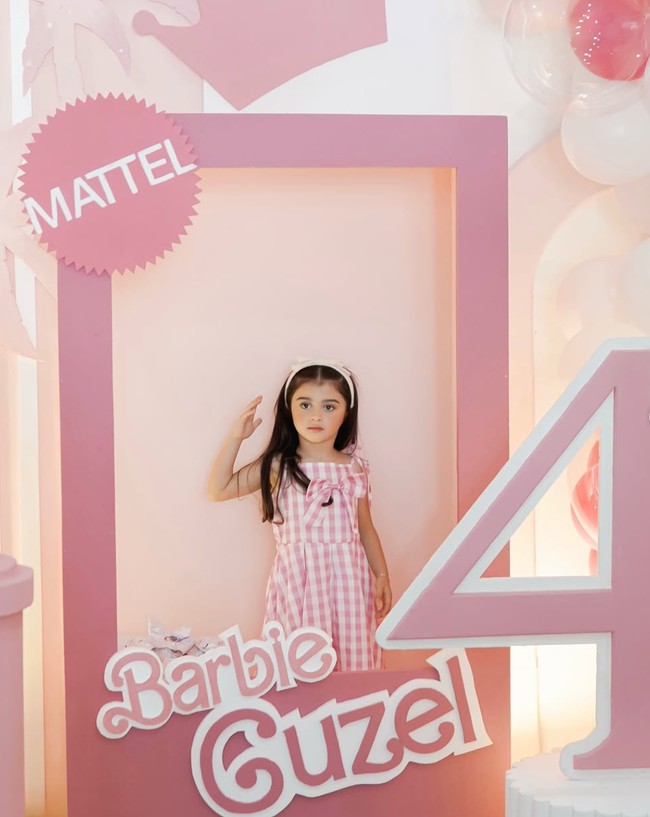 Tepat pada 1 November 2025 lalu, putri semata wayang Margin Wieheerm dan Ali Syakieb, Guzelim Aracelli Ali Syakieb berulang tahun yang ke-4. Perayaan ulang tahunnya dibuat dengan mengusung tema Barbie. Foto: Instagram/@marginw