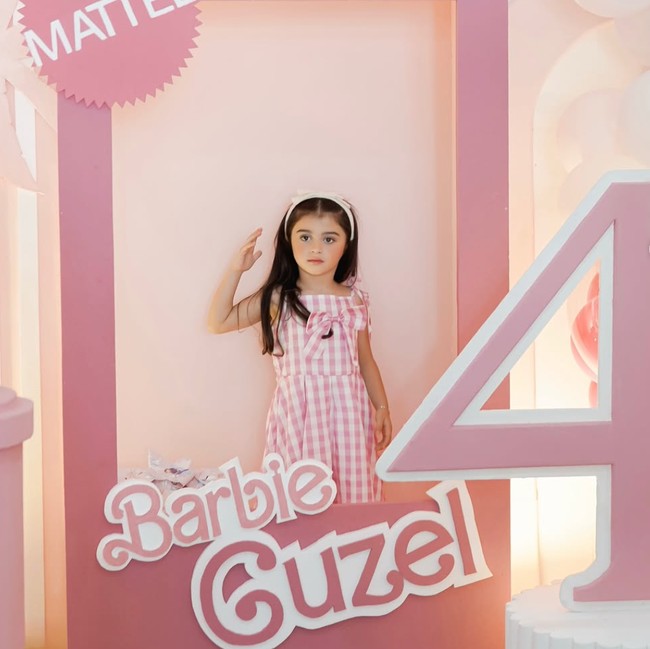 7 Foto Ultah ke-4 Guzelim Anak Margin-Ali Syakieb, Bertema Barbie Serba Pink