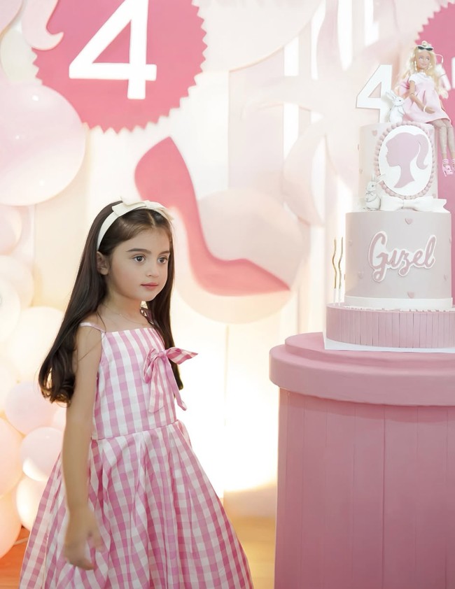 Kecantikan Guzel pun langsung jadi sorotan. Memiliki darah keturunan Pakistan dari sang mama dan Arab dari sang papa membuat Guzel memiliki paras cantik bak boneka Barbie. Foto: Instagram/@marginw