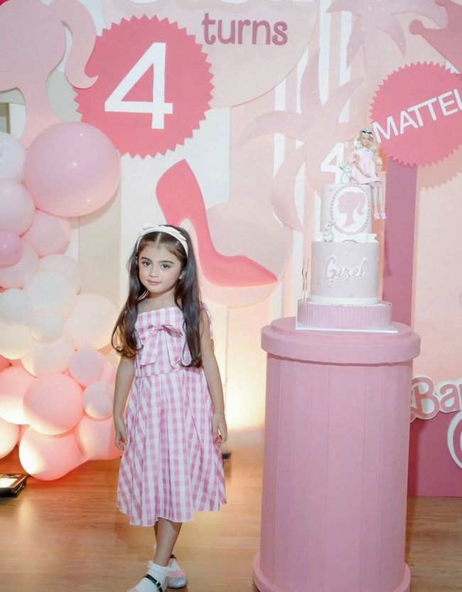 Sesuai dengan tema, dekorasi di acara ulang tahun Guzel dibuat dengan dominasi warna pink. Foto: Instagram/@marginw