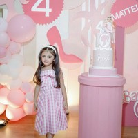 Sesuai dengan tema, dekorasi di acara ulang tahun Guzel dibuat dengan dominasi warna pink. Foto: Instagram/@marginw