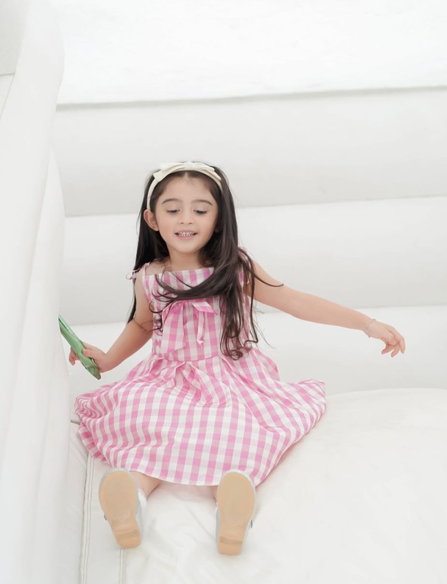 Lokasi perayaan ulang tahun tersebut juga dilengkap dengan arena bermain anak berupa bouncy castle. Terlihat Guzel yang ikut menjajal menaiki perosotan di dalam bouncy castle. Foto: Instagram/@marginw