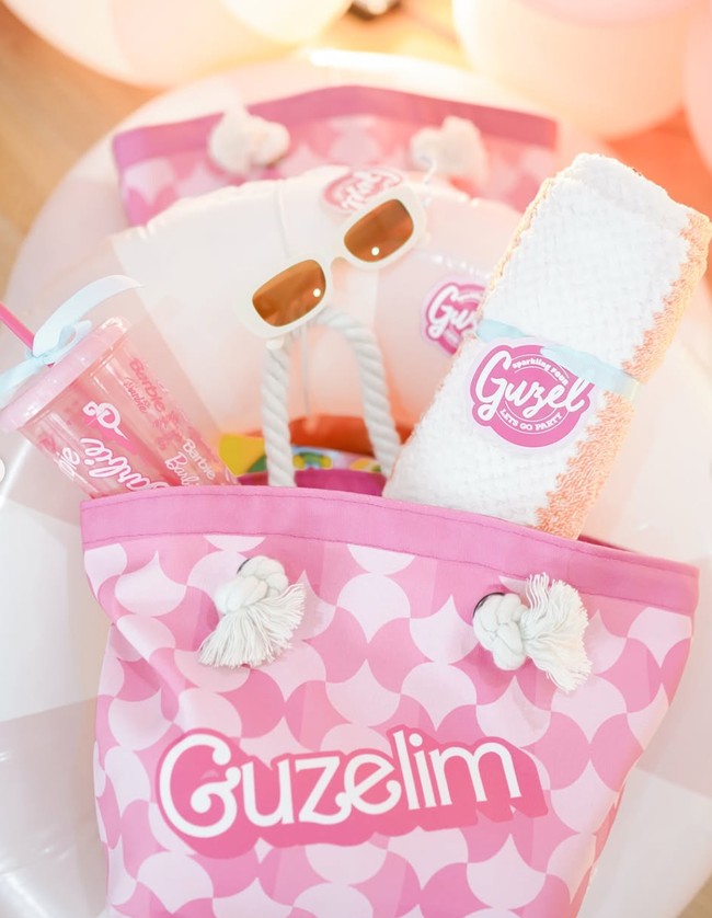 Dalam unggahan Margin juga terlihat goodie bag di ultah Guzel beserta isinya. Tass hingga beberapa isi di dalam goodie bag tersebuut tampak dihiasi dengan nama Guzel. Foto: Instagram/@marginw