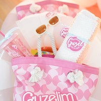 Dalam unggahan Margin juga terlihat goodie bag di ultah Guzel beserta isinya. Tass hingga beberapa isi di dalam goodie bag tersebuut tampak dihiasi dengan nama Guzel. Foto: Instagram/@marginw