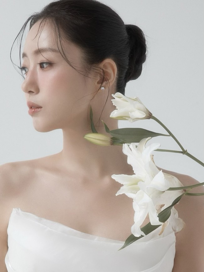 Hahm Eun Jung dan Kim Byung Woo bukan pasangan artis-sutradara pertama yang berakhir di pelaminan. Sebelumnya ada Kim Bo Ra dan Jo Ba Reun yang terlibat cinta lokasi usai syuting film Ghost Mansion. Sementara Hahm Eun Jung dan Kim Byung Woo dikenalkan salah seorang temannya. Foto: dok. Instagram @eunjung.hahm