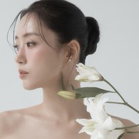 Hahm Eun Jung dan Kim Byung Woo bukan pasangan artis-sutradara pertama yang berakhir di pelaminan. Sebelumnya ada Kim Bo Ra dan Jo Ba Reun yang terlibat cinta lokasi usai syuting film Ghost Mansion. Sementara Hahm Eun Jung dan Kim Byung Woo dikenalkan salah seorang temannya. Foto: dok. Instagram @eunjung.hahm