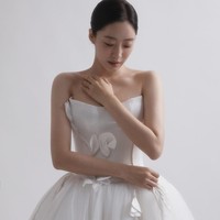 Awalnya agensi Hahm Eun Jung tidak mengungkap identitas calon suaminya merupakan sutradara hits, yang bekerja sama dengan Lee Min Ho, Ahn Hyo Seop, hingga Jisoo BLACKPINK di film Omniscient Reader: The Prophecy. Namun, MASK STUDIO akhirnya mengkonfirmasi laporan yang beredar. Foto: dok. Instagram @eunjung.hahm