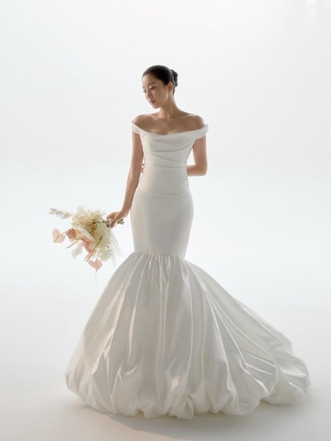 Menjelang hari bahagianya, Hahm Eun Jung memamerkan hasil foto prewedding bersama kekasihnya. Tampil anggun dalam balutan gaun rancangan desainer kenamaan, Kayla Bennet, yang juga dipercaya Kim Ji Won, Son Ye Jin, hingga Han So Hee untuk event besar. Foto: dok. Instagram @eunjung.hahm