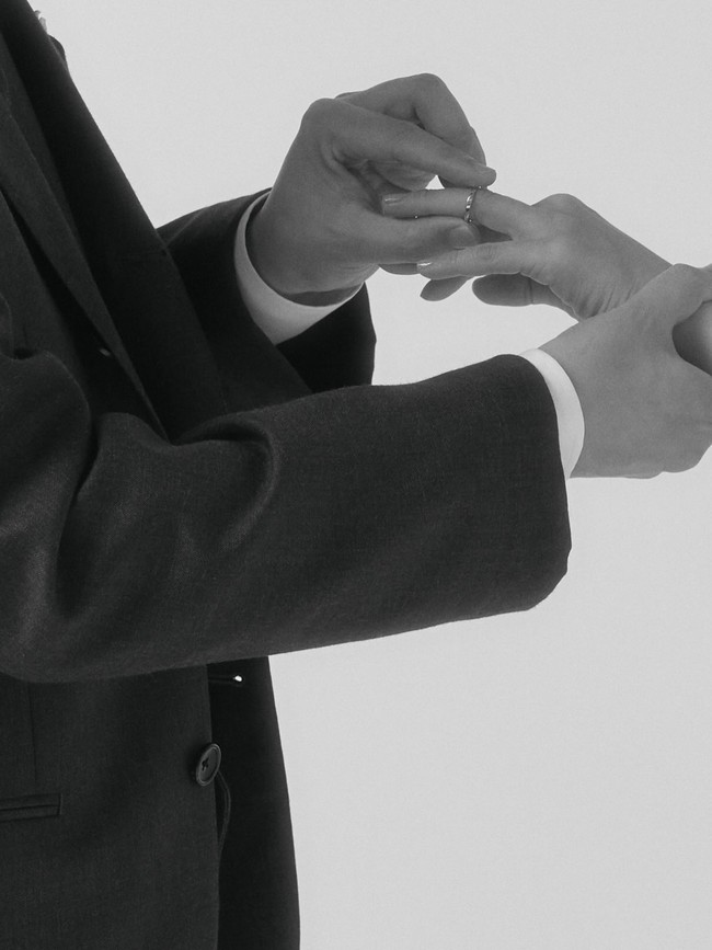 Meskipun sudah dikenal publik, Hahm Eun Jung tetap menjaga privasi calon suaminya. Dalam salah satu foto, ia memperlihatkan sekilas momen romantis Kim Byung Woo mengenakan cincin di jarinya, tanpa memperlihatkan wajahnya. Foto: dok. Instagram @eunjung.hahm