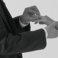 Meskipun sudah dikenal publik, Hahm Eun Jung tetap menjaga privasi calon suaminya. Dalam salah satu foto, ia memperlihatkan sekilas momen romantis Kim Byung Woo mengenakan cincin di jarinya, tanpa memperlihatkan wajahnya. Foto: dok. Instagram @eunjung.hahm