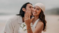 Hana Malasan dilamar Sean Gelael saat liburan di Sumba, Nusa Tenggara Timur. Apakah tahun ini Hana Malasan akan resmi menjadi Mrs. Gelael? Foto: Instagram @gelaelized