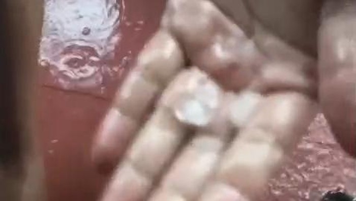 Hujan es di Desa Mohoranu, Kecamatan Dander Bojonegoro