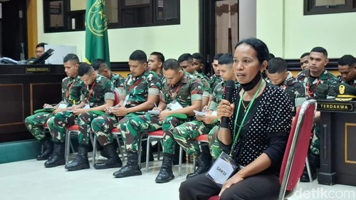 Ibu angkat Prada Lucky Chepril Saputra Namo, Maria Anselina Madhe, saat memberikan keterangan di Pengadilan Militer III-15 Kupang, NTT, Selasa (4/11/2025).