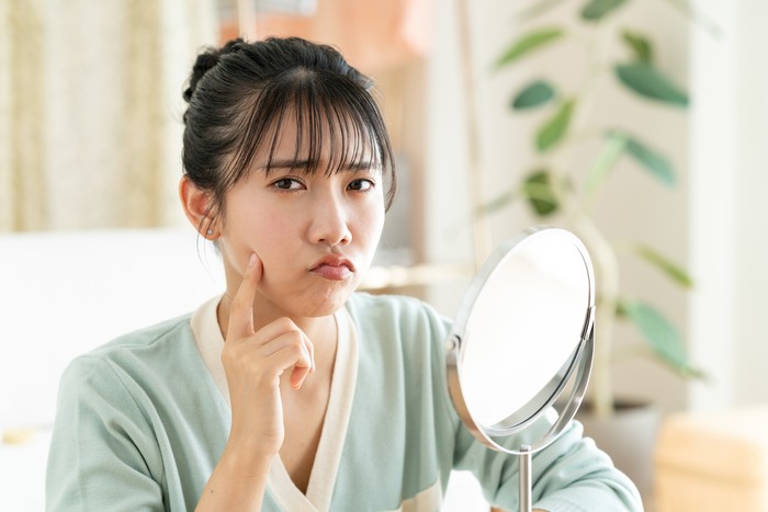 Ilustrasi Makeup Crack dan Menggumpal