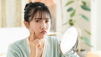 Makeup Sering Crack dan Menggumpal? Ini 8 Penyebabnya yang Jarang Disadari