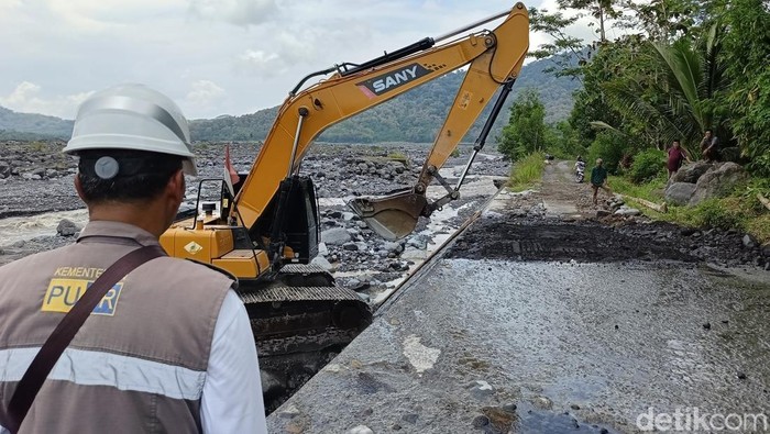 Jalan ambrol diterjang banjir lahar gunung Semeru mulai diperbaiki