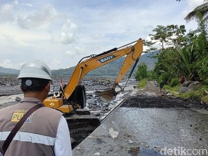 Jalan Ambles Diterjang Banjir Lahar Gunung Semeru Mulai Diperbaiki