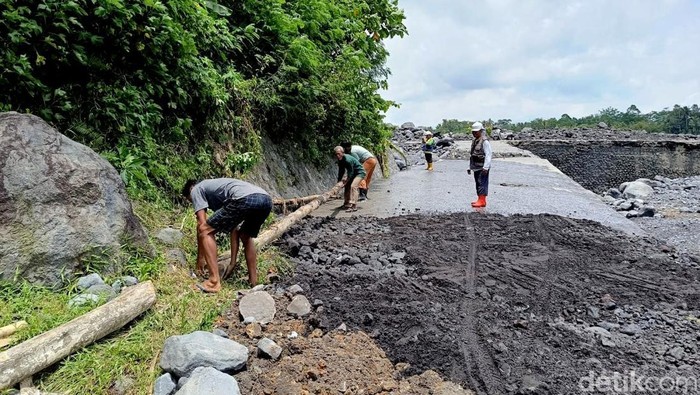 Jalan ambrol diterjang banjir lahar gunung Semeru mulai diperbaiki