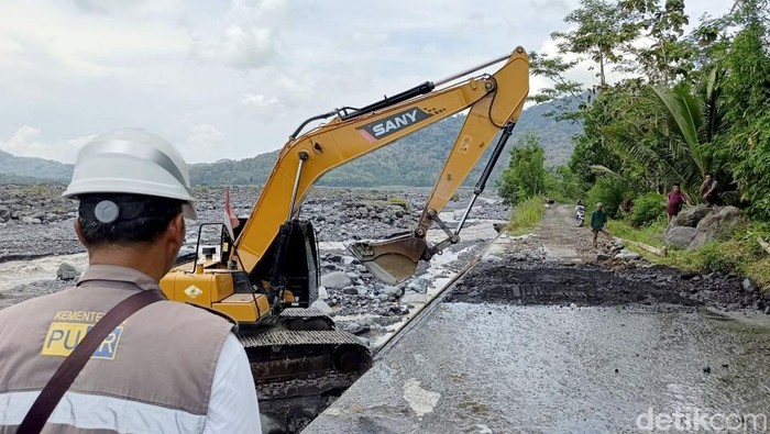 Jalan ambrol diterjang banjir lahar gunung Semeru mulai diperbaiki