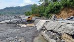 Potret Perbaikan Jalan Ambles Diterjang Banjir Lahar Semeru di Lumajang