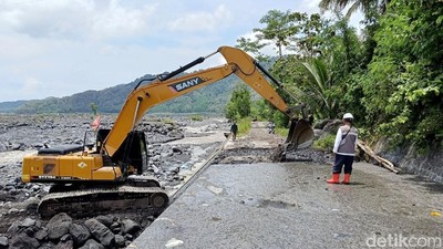 Potret Perbaikan Jalan Ambles Diterjang Banjir Lahar Semeru di Lumajang