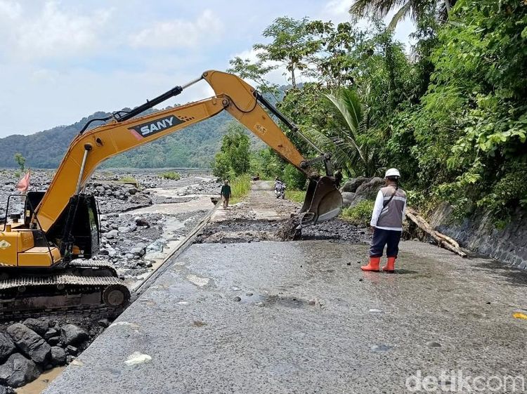 Potret Perbaikan Jalan Ambles Diterjang Banjir Lahar Semeru di Lumajang