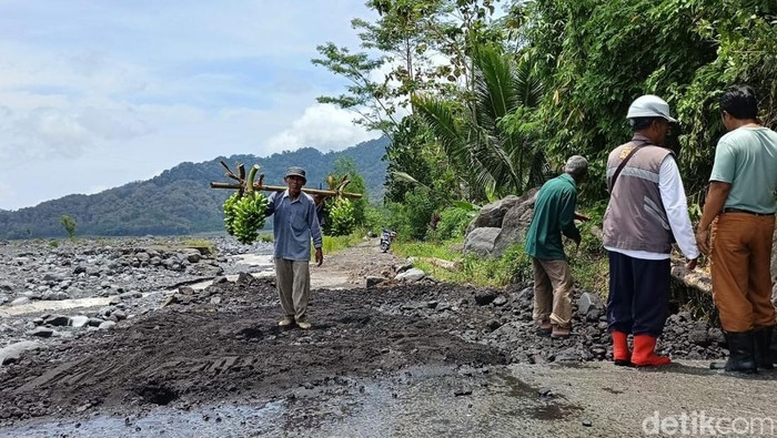 Jalan ambrol diterjang banjir lahar gunung Semeru mulai diperbaiki