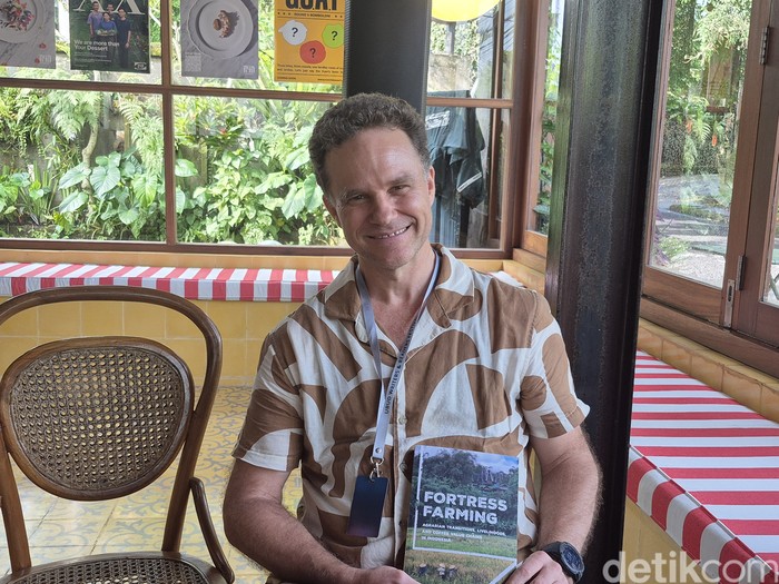 Jeff Nielson dan buku terbarunya bertajuk .Fortress Farming.