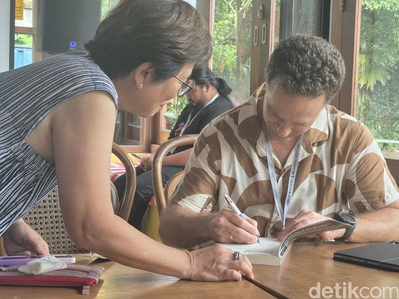 Jeff Nielson dan buku terbarunya bertajuk .Fortress Farming'. Jeff Nielson dan buku terbarunya bertajuk .Fortress Farming'.