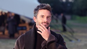 Nama Jonathan melejit sejak memerankan Lord Anthony Bridgerton, duke of charm yang bikin hati penonton meleleh. Foto: Neil Mockford/FilmMagic