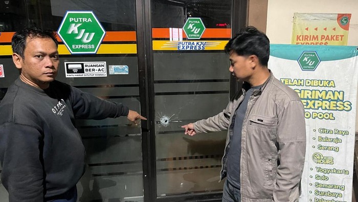 Kantor jasa ekspedisi di Kabupaten Tangerang, Banten ditembak orang tak dikenal (OTK). Polisi mengusut kasus dan memburu pelaku. (dok Istimewa)