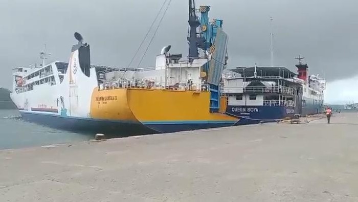 Kapal bertabrakan di Pelabuhan Nusantara Parepare.