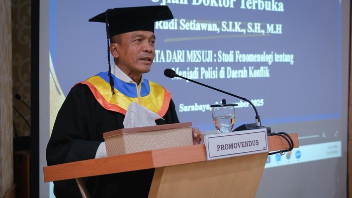 Kapolda Jabar Irjen Pol Rudi Setiawan saat memaparkan disertasi dalam sidang terbuka di Universitas Airlangga pada hari Senin (3/11).