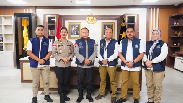Kapolda Riau Irjen Pol Herry Heryawan menerima kunjungan dari Tim Divhubinter Polri Kapolda Irjen Pol Herry Heryawan menerima kunjungan dari Tim Divhubinter Polri dalam rangka asistensi border transnasional crime liaison officer (LO) di Polda Riau, Selasa (4/11/2025).