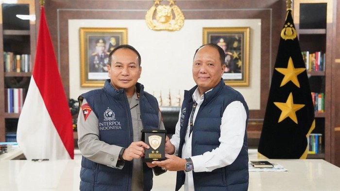 Kapolda Irjen Pol Herry Heryawan menerima kunjungan dari Tim Divhubinter Polri dalam rangka asistensi border transnasional crime liaison officer (LO) di Polda Riau, Selasa (4/11/2025).