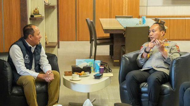 Kapolda Riau Irjen Pol Herry Heryawan menerima kunjungan dari Tim Divhubinter Polri Kapolda Irjen Pol Herry Heryawan menerima kunjungan dari Tim Divhubinter Polri dalam rangka asistensi border transnasional crime liaison officer (LO) di Polda Riau, Selasa (4/11/2025).