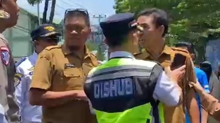 Kepsek dan guru SMPN 2 Makassar cekcok dengan petugas gegara mobilnya digembok.