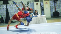 Pertandingan Sanda atau wushu tarung ini menjadi salah satu nomor yang paling menarik perhatian penonton. Deru sorak dari para pendukung terdengar riuh setiap kali pukulan dan tendangan akurat dilepaskan oleh para atlet. Ketegangan meningkat di setiap ronde, terutama saat beberapa laga berlangsung sangat ketat dan menuntut strategi tinggi serta ketahanan fisik yang prima.