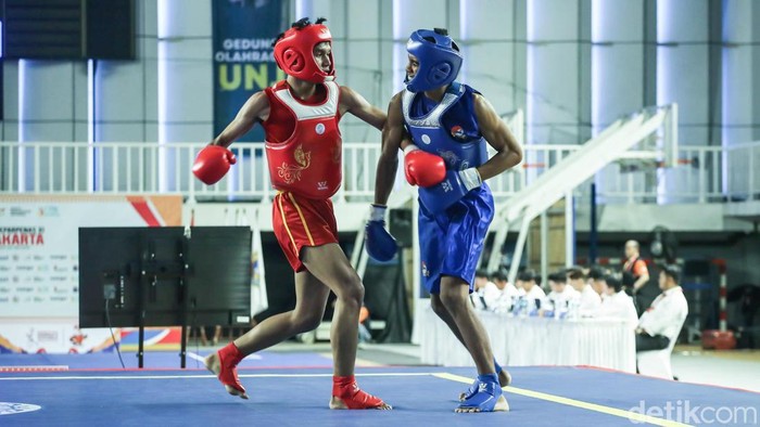 Sejumlah Atlet Wushu Putra kategori Sanda bertanding dalam turnamen Pekan Olahraga Pelajar Nasional di GOR UNJ, Jakarta Timur, Selasa (4/11/2025).